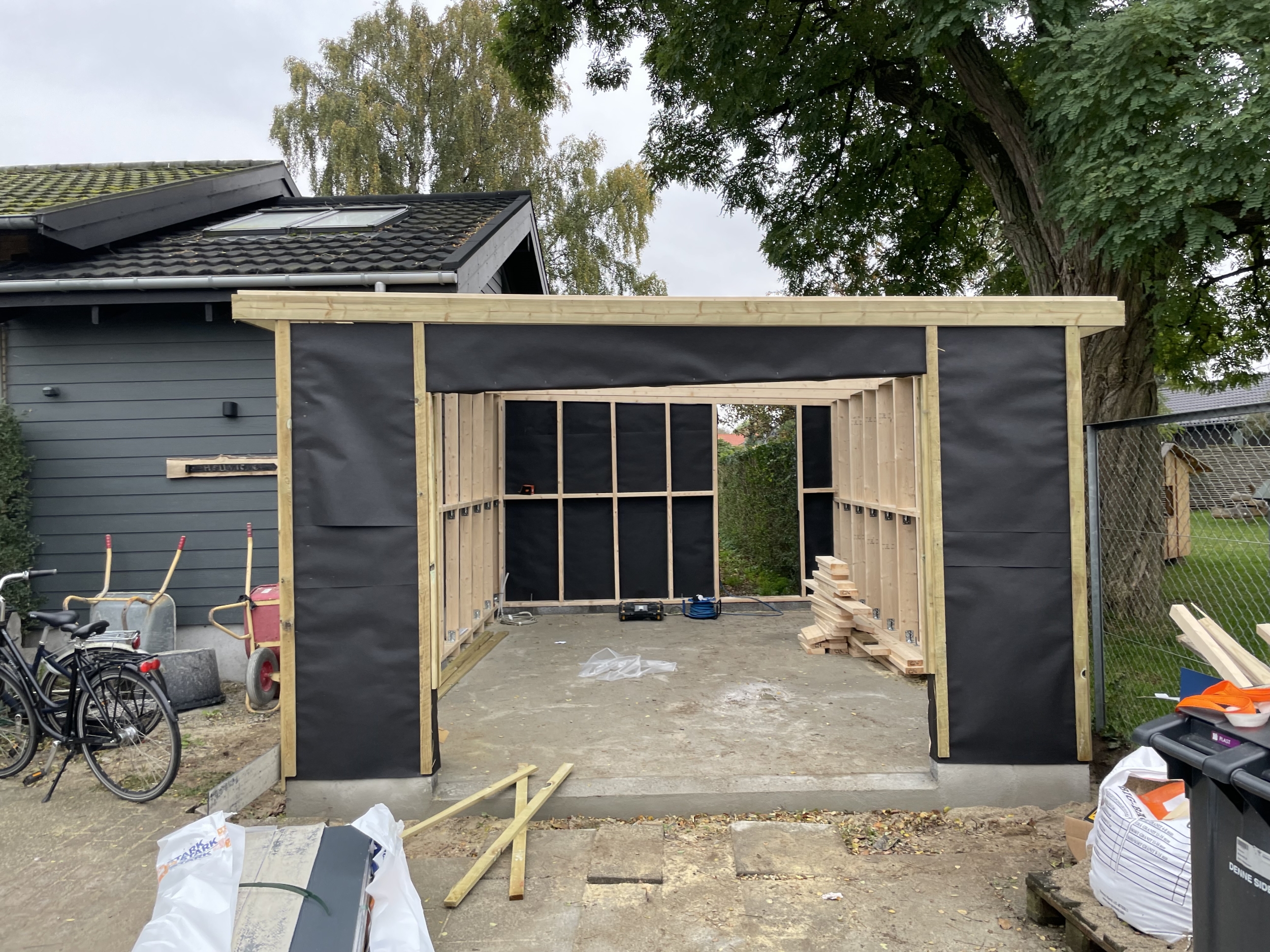 Tømrer udfører tømrerarbejde med renovering af stor træterrasse ved bolig i Vestsjælland