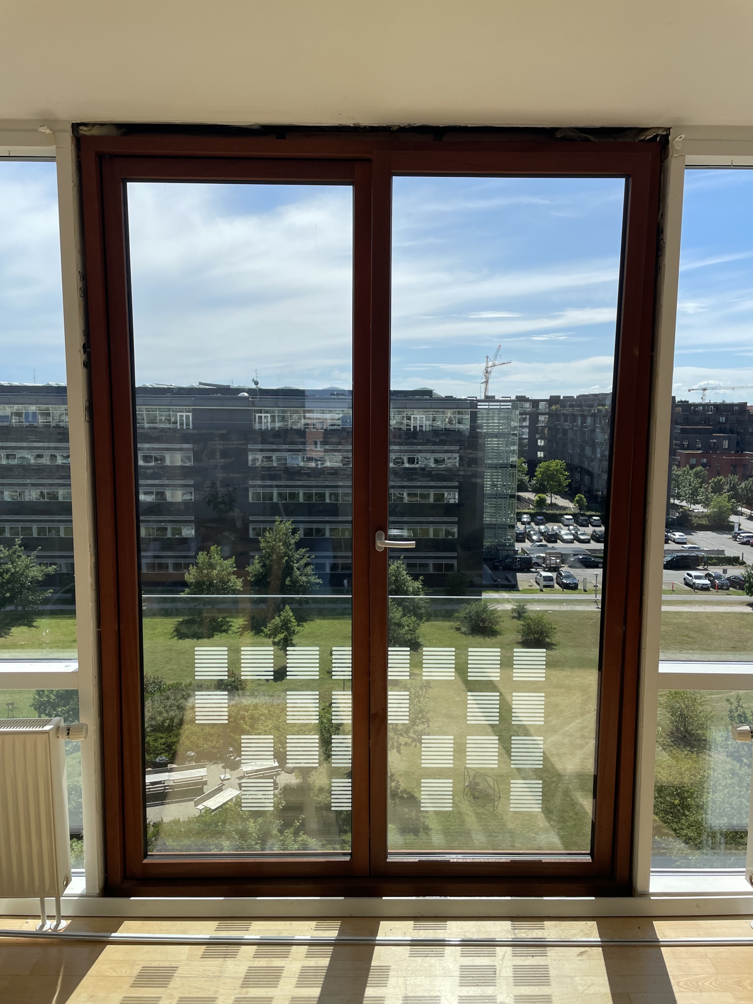 Tømrer udfører tømrerarbejde med montering og udskiftning af døre og vinduer i bolig i Vestsjælland